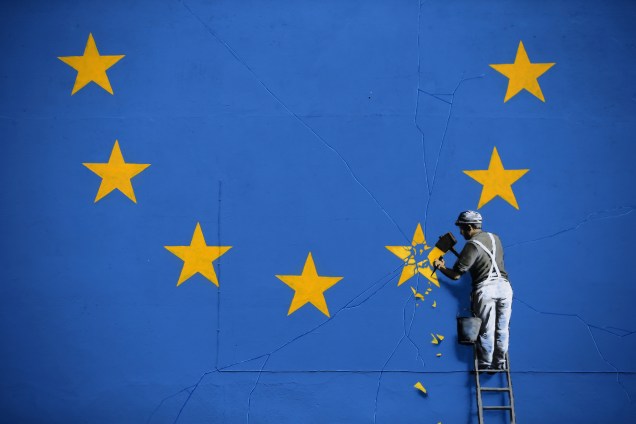 Mural pintado pelo artista britânico Banksy mostra um trabalhador quebrando uma das estrelas da bandeira da União Europeia em Dover, sudeste da Inglaterra - 08/05/2017