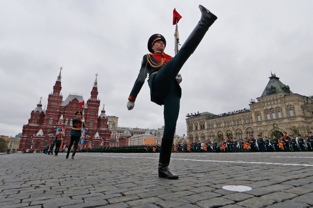 Militares russos participam do desfile do Dia da Vitória em Moscou. Cerimônia celebra o 72º aniversário da vitória da União Soviética sobre a Alemanha nazista na Segunda Guerra Mundial - 09/05/2017