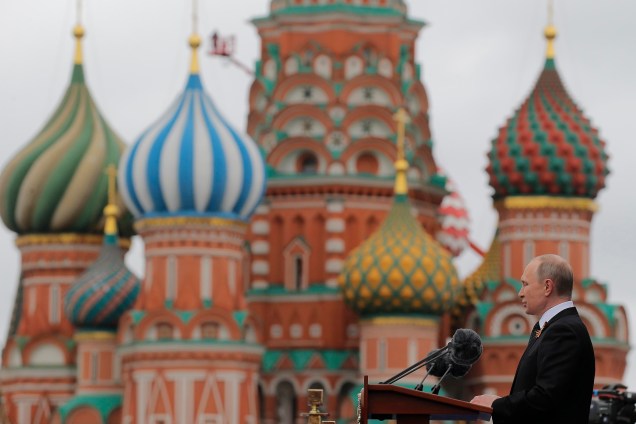 O presidente russo Vladimir Putin fala durante a parada militar do Dia da Vitória que marca o aniversário da vitória na Segunda Guerra Mundial na Praça Vermelha em Moscou - 09/05/2017