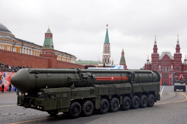 Sistema intercontinental de mísseis balísticos Yars RS-24  é visto durante desfile que marca o 72º aniversário do fim da Segunda Guerra Mundial na Praça Vermelha, em Moscou - 09/05/2017