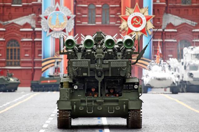 Militares russos sentam-se dentro do sistema de lançamento de mísseis Buk-M2 durante desfile que marca o 72º aniversário do fim da Segunda Guerra Mundial na Praça Vermelha em Moscou - 09/05/2017 Militares russos sentam-se dentro do sistema de lançamento de mísseis Buk-M2 durante desfile que marca o 72º aniversário do fim da Segunda Guerra Mundial na Praça Vermelha em Moscou - 09/05/2017