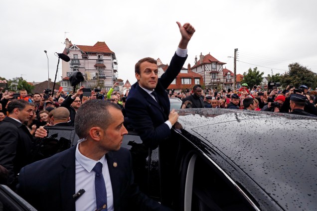 Candidato Emmanuel Macron, líder do movimento En Marche! Cumprimenta apoiadores enquanto deixa uma assembleia de voto durante o segundo turno da eleição presidencial, em Le Touquet, na França - 07/05/2017
