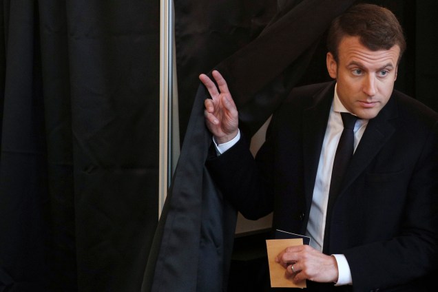 Candidato Emmanuel Macron vota durante o segundo turno da eleição presidencial francesa, em Le Touquet - 07/05/2017