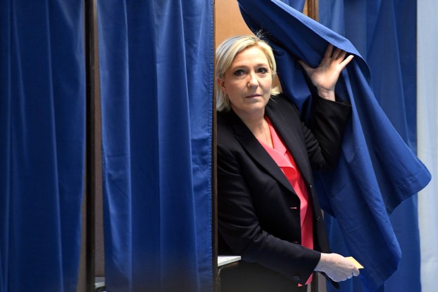 Marine Le Pen, candidata do partido de extrema-direita Frente Nacional (FN) sai de uma cabine de votação após votar no segundo turno da eleição presidencial francesa em Henin-Beaumont - 07/05/2017