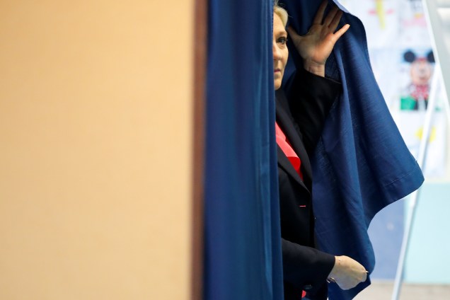 Marine Le Pen, candidata do partido de extrema-direita Frente Nacional (FN) sai de uma cabine de votação após votar no segundo turno da eleição presidencial francesa em Henin-Beaumont - 07/05/2017