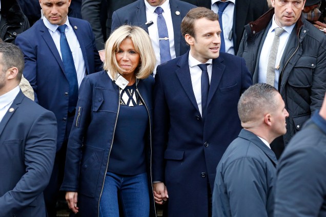 Candidato Emmanuel Macron, líder do movimento En Marche! sai acompanhado da esposa Brigitte Trogneux após votar em Le Touquet, na França - 07/05/2017