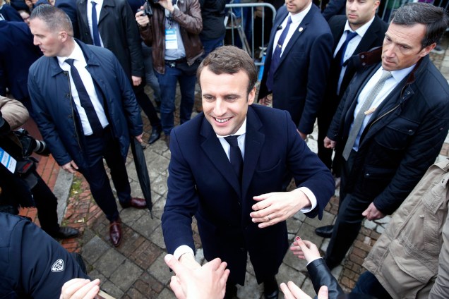 Candidato Emmanuel Macron, líder do movimento En Marche! cumprimenta apoiadores após votar em Le Touquet, na França - 07/05/2017