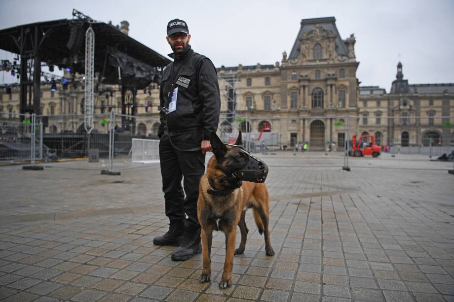 Polícia patrulha a região do Louvre após ameaça de bomba. O local deve concentrar a comemoração em caso da vitória de Emmanuel Macron na eleição presidencial francesa - 07/05/2017