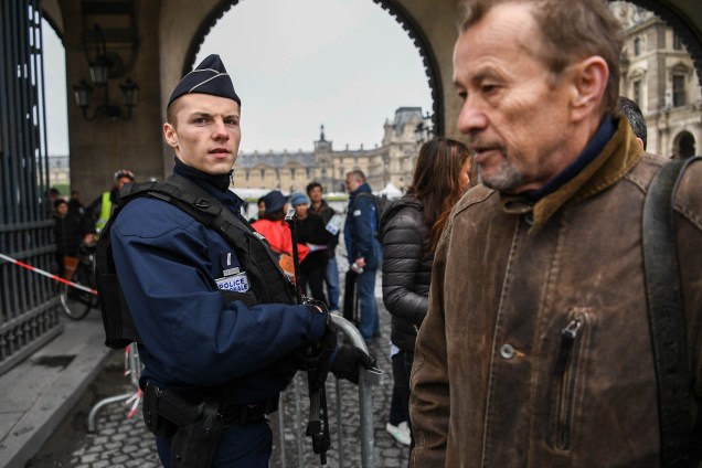 Polícia patrulha a região do Louvre após ameaça de bomba. O local deve concentrar a comemoração em caso da vitória de Emmanuel Macron na eleição presidencial francesa - 07/05/2017