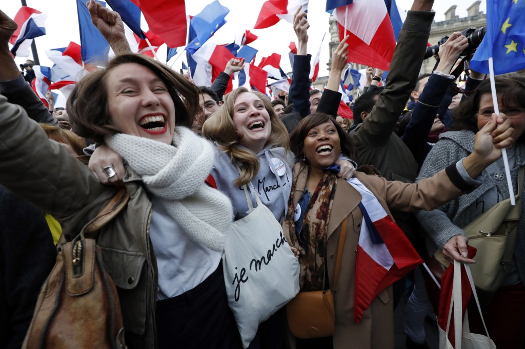Franceses celebram vitória de Macron em Paris