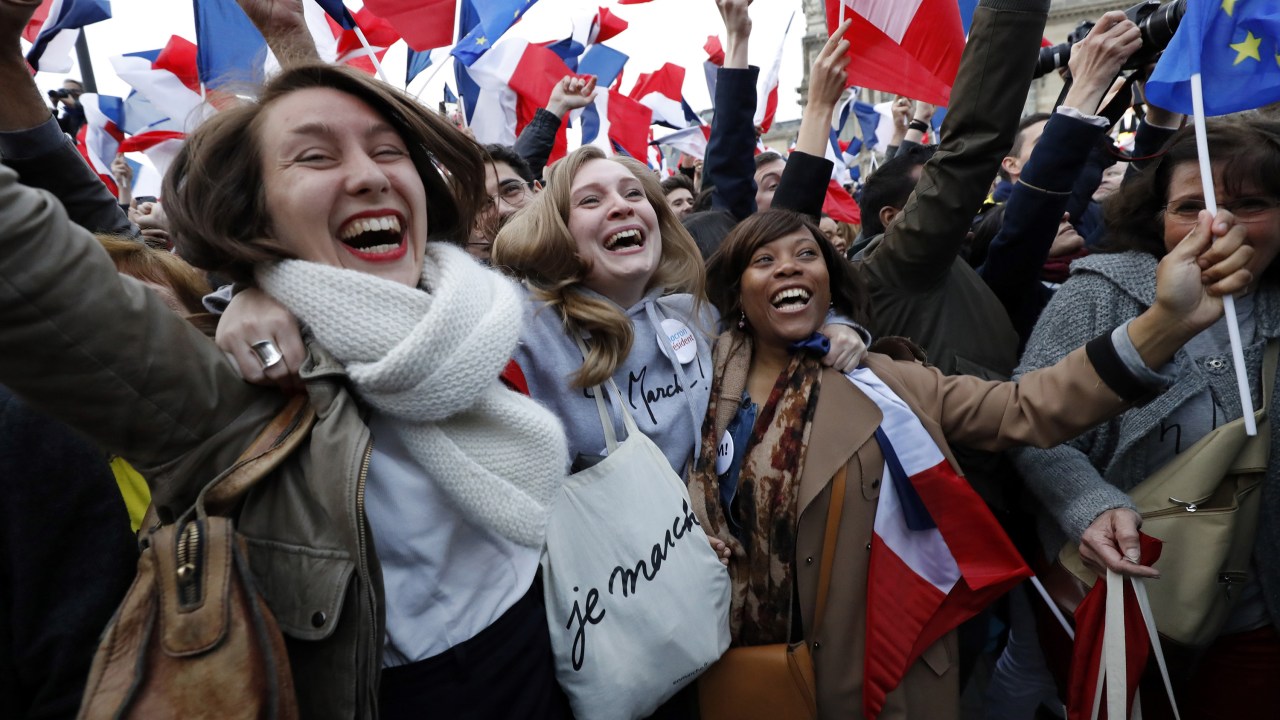 Franceses celebram vitória de Macron em Paris