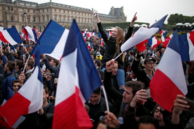 Apoiadores de Emmanuel Macron comemoram a vitória na eleição presidencial na esplanada do Louvre em Paris - 07/05/2017