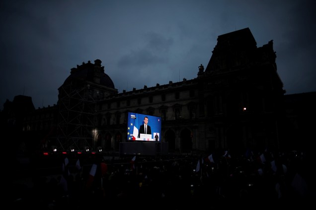 O presidente eleito, Emmanuel Macron, é visto em um telão nos arredores do museu do Louvre, em Paris durante discurso da vitória - 07/05/2017