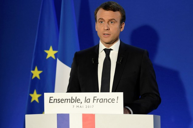 Emmanuel Macron discursa após vencer as eleições presidenciais na França, derrotando Marine Le Pen no segundo turno, com 66,10% dos votos válidos - 07/05/2017