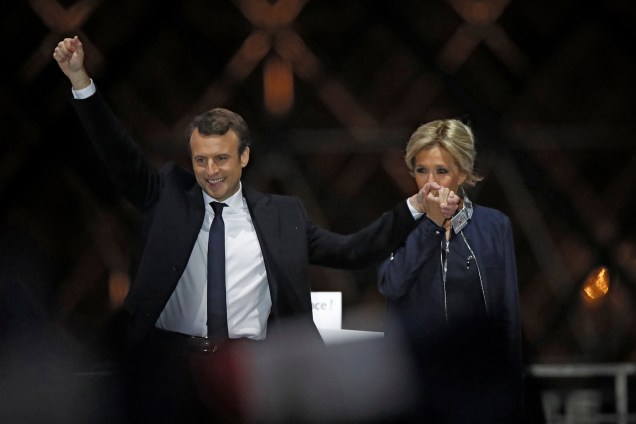 Presidente francês Emmanuel Macron e sua esposa Brigitte Trogneux comemoram vitória nas eleições  na esplanada do Louvre, em Paris - 07/05/2017