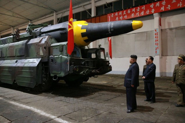 O ditador norte-coreano Kim Jong Un inspeciona o míssil balístico estratégico de longo alcance Hwasong-12 (Marte-12)