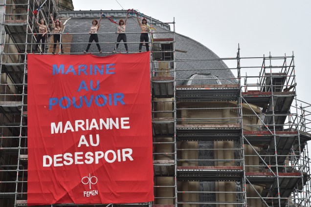 Integrantes do grupo feminista Femen protestam contra a candidata presidencial Marine Le Pen em uma igreja em Henin-Beaumont, no noroeste da França - 07/05/2017