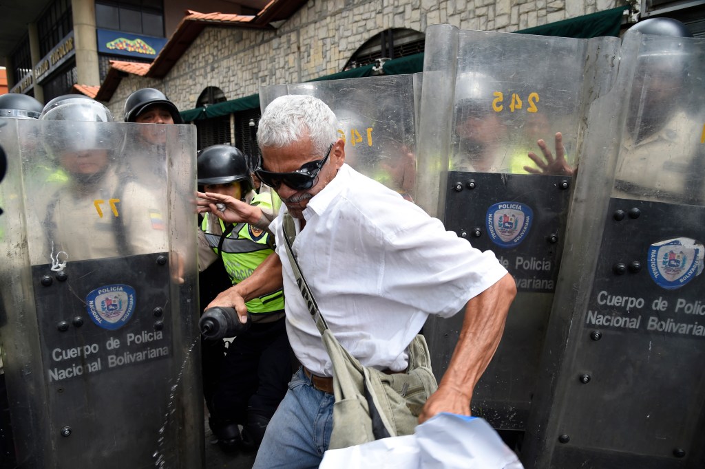 Idosos protestam contra Maduro na Venezuela