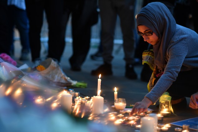 Pessoas acendem velas e deixam mensagens para as vítimas do ataque terrorista em Manchester, na Inglaterra - 24/05/2017