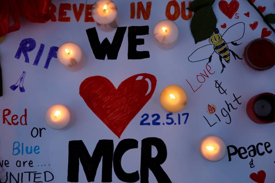 Pessoas acendem velas e deixam mensagens para as vítimas do ataque terrorista em Manchester, na Inglaterra - 24/05/2017