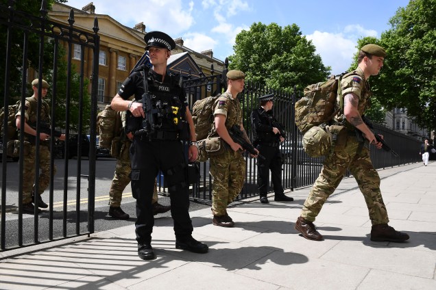 Soldados ingleses se dirigem à região das Casas do Parlamento, no centro de Londres, após elevação do alerta de risco de ataques terroristas - 24/05/2017