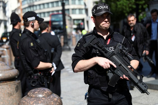 Policiais fortemente armados fazem a segurança do lado de fora da Catedral de Saint Paul, em Londres após ataque terrorista na cidade de Manchester, na Inglaterra - 24/05/2017