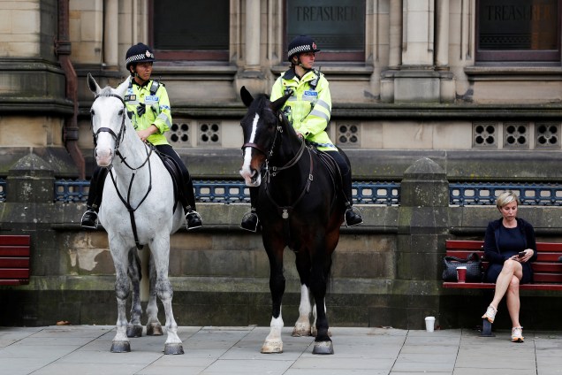 Policiais montados fazem a segurança do lado de fora da prefeitura em Manchester, na Inglaterra - 24/05/2017