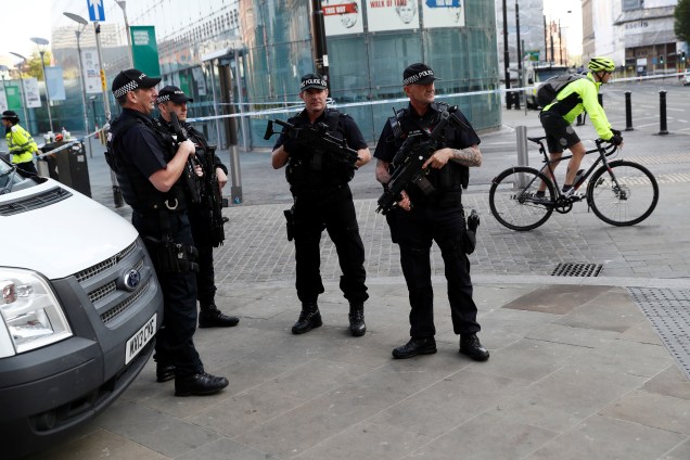 Polícia armada patrulha os arredores da  Manchester Arena em Manchester, na Inglaterra - 25/05/2017