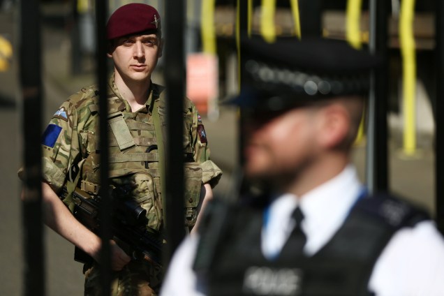 Militares e policiais reforçam a segurança na Downing Street em Londres, após elevação do alerta para risco de atentados terroristas na Inglaterra - 25/05/2017