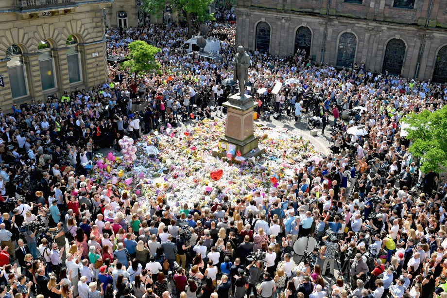 Centenas de pessoas observam um minuto de silêncio no centro da cidade de Manchester em memória aos mortos no ataque terrorista durante show na Manchester Arena - 25/05/2017