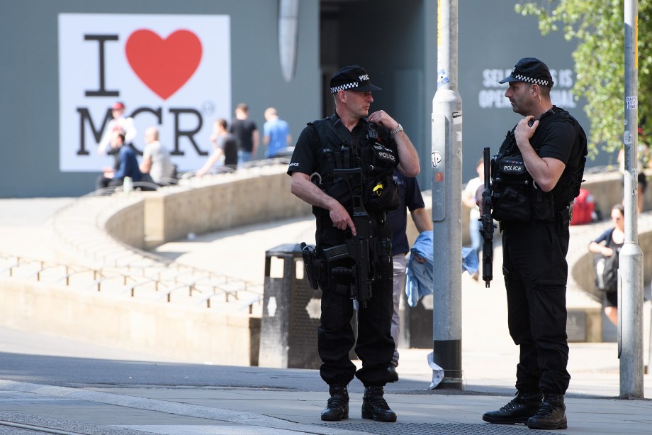 Polícia armada patrulha o centro da cidade de Manchester antes de um minuto de silêncio nacional em memória aos mortos no ataque terrorista da Manchester Arena - 25/05/2017