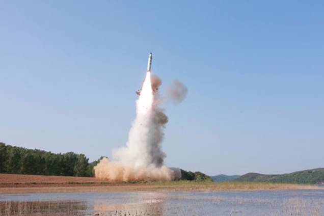 Imagem divulgada pela agência oficial da Coreia do Norte (KCNA) mostra um teste com míssil balístico de médio a longo alcance Pukguksong-2. O teste foi acompanhado de perto pelo ditador Kim Jong-Un
