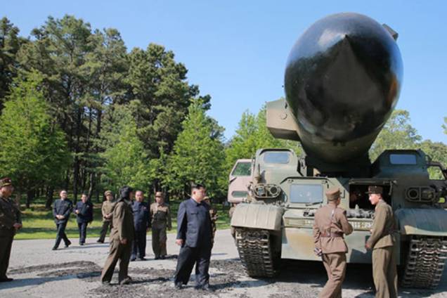 Imagem divulgada pela agência oficial da Coreia do Norte (KCNA) mostra um teste com míssil balístico de médio a longo alcance Pukguksong-2. O teste foi acompanhado de perto pelo ditador Kim Jong-Un Imagem divulgada pela agência oficial da Coreia do Norte (KCNA) mostra um teste com míssil balístico de médio a longo alcance Pukguksong-2. O teste foi acompanhado de perto pelo ditador Kim Jong-Un