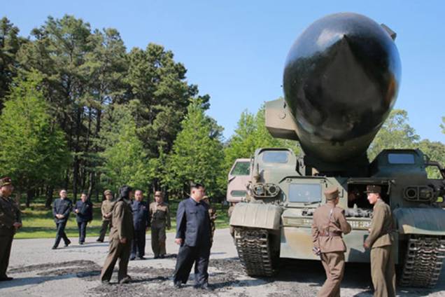 Imagem divulgada pela agência oficial da Coreia do Norte (KCNA) mostra um teste com míssil balístico de médio a longo alcance Pukguksong-2. O teste foi acompanhado de perto pelo ditador Kim Jong-Un