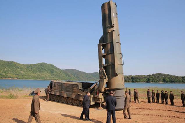 Imagem divulgada pela agência oficial da Coreia do Norte (KCNA) mostra um teste com míssil balístico de médio a longo alcance Pukguksong-2. O teste foi acompanhado de perto pelo ditador Kim Jong-Un Imagem divulgada pela agência oficial da Coreia do Norte (KCNA) mostra um teste com míssil balístico de médio a longo alcance Pukguksong-2. O teste foi acompanhado de perto pelo ditador Kim Jong-Un