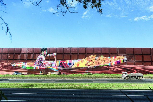 "Maior Mural do Mundo", do grafiteiro Eduardo Kobra, na parede da Cacau Show na Rodovia Castelo Branco, em Itapevi.