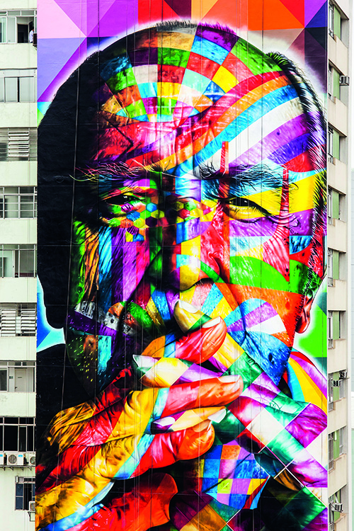 Painel com rosto de Oscar Niemeyer, de Eduardo Kobra, na lateral de um edifício na Avenida Paulista, em São Paulo