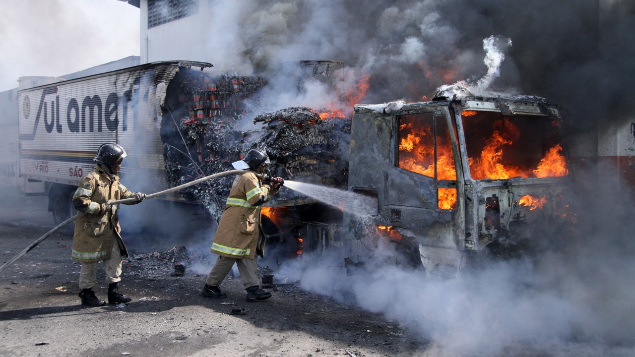 Caminhão é incendiado na Rua do Alpiste, no Rio de Janeiro, em ação de retaliação dos traficantes à operação da polícia do Rio