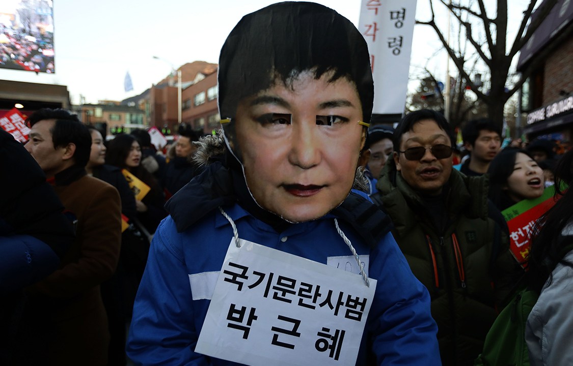 Manifestante veste máscara da ex-presidente Park Geun-Hye, da Coreia do Sul, durante protesto em Seul