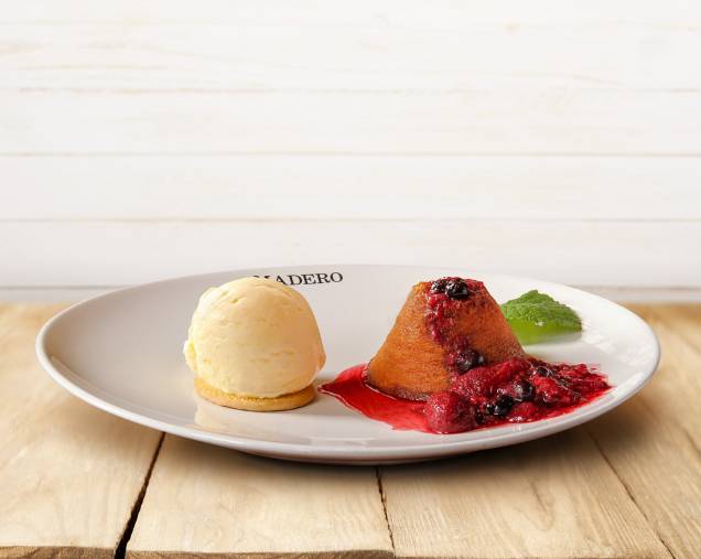 Sobremesa para o jantar: petit gâteau de doce de leite com sorvete artesanal de vanilla e calda de frutas vermelhas Sobremesa para o jantar: petit gâteau de doce de leite com sorvete artesanal de vanilla e calda de frutas vermelhas