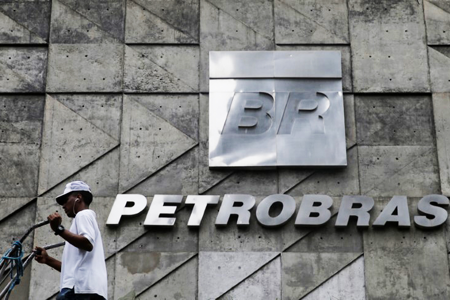 Aposentados da Petrobras terão de cobrir rombo em fundo de pensão VEJA