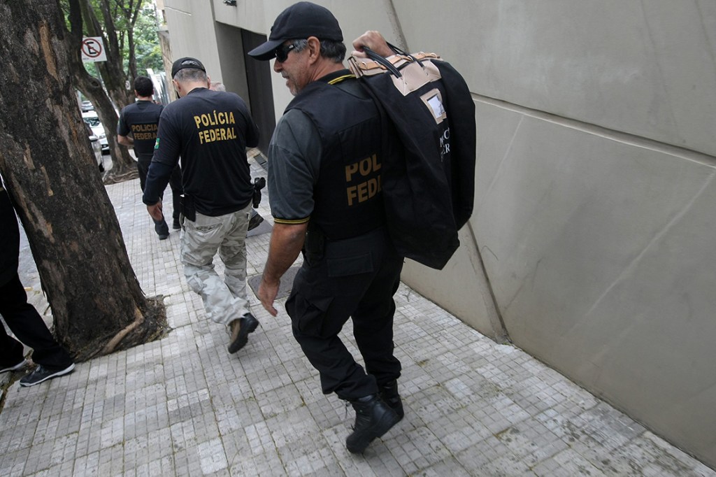 Polícia Federal cumpre mandados de busca e apreensão na residência do senador Aécio Neves, em Belo Horizonte