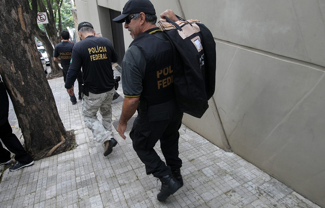 Polícia Federal cumpre mandados de busca e apreensão na residência do senador Aécio Neves, em Belo Horizonte