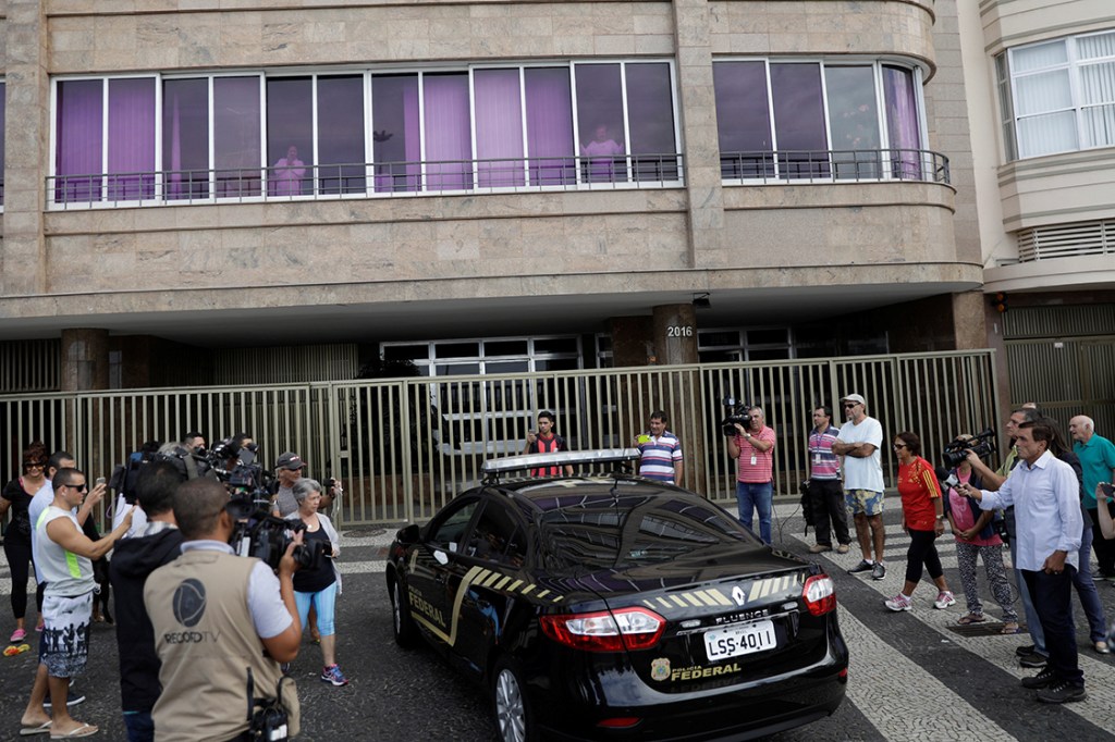 Policial Federal carrega malote após cumprir mandado de busca e apreensão na residência de Andrea Neves, no Rio de Janeiro