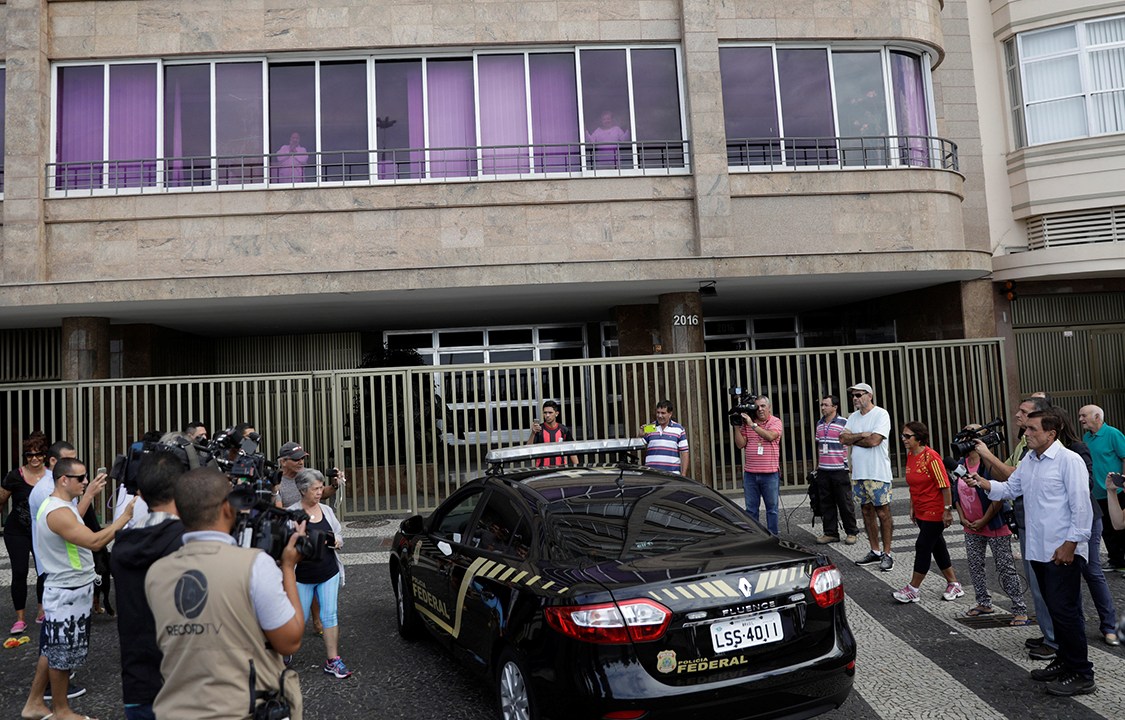 Policial Federal carrega malote após cumprir mandado de busca e apreensão na residência de Andrea Neves, no Rio de Janeiro