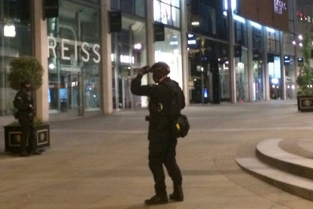 Soldados verificam entornos do Manchester Arena após barulho de explosão no show de Ariana Grande