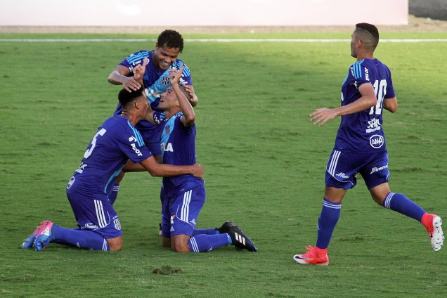 Nino Paraiba comemora gol da Ponte Preta contra o  Sport, pela 1ª rodada do Campeonato Brasileiro, no Moises Lucarelli, na cidade de Campinas (SP) - 14/05/2017