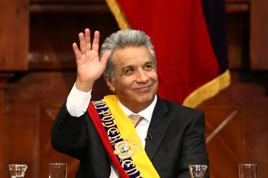 Presidente do Equador, Lenín Moreno, acena durante cerimônia de inauguração na Assembleia Nacional, em Quito, no Equador