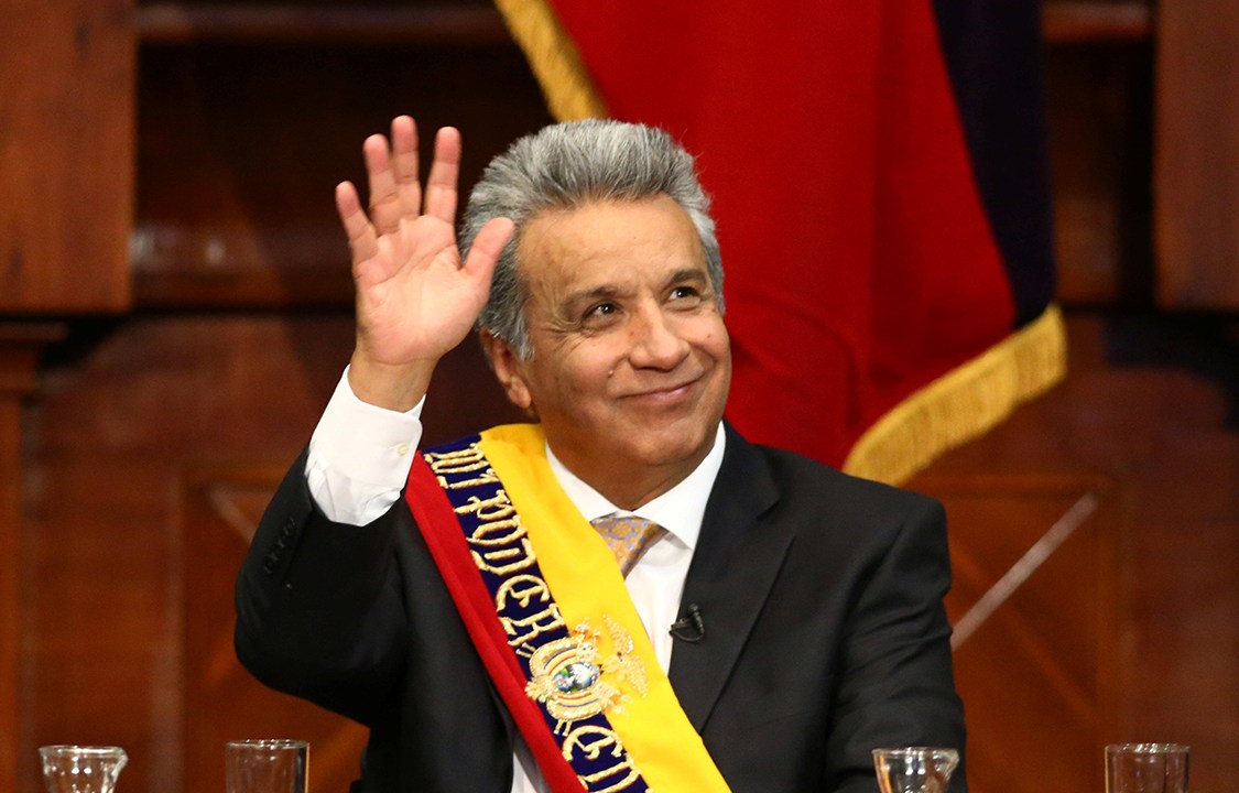 Presidente do Equador, Lenín Moreno, acena durante cerimônia de inauguração na Assembleia Nacional, em Quito, no Equador