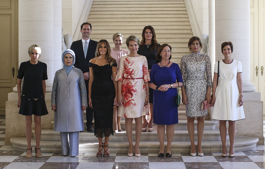 Primeiras-damas, rainha da Bélgica e Gauthier Destenay posam para foto antes de jantar no castelo real em Bruxelas, na Bélgica